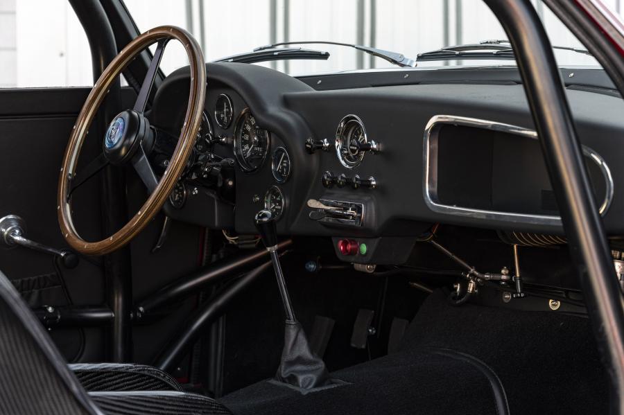 Интерьер Aston Martin DB4 GTZ Continuation 2019 года  (фото 32 из 39)